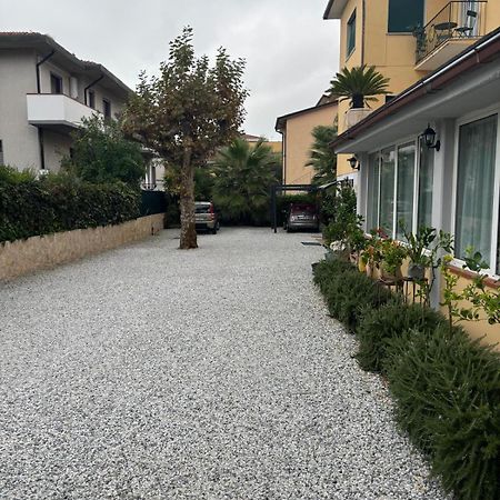 Casa Versilia Hotel Marina di Massa Exterior photo